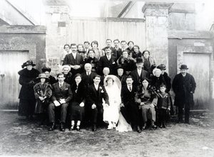 Fotografía de boda en la región de Sarthe, Francia, c.1920 de French Photographer